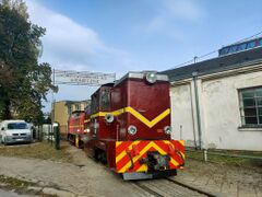 Lxd2-465 wystawiona przed halę świeżo po zmianie barw. 14.10.2022